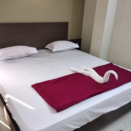 Goroomgo Hotel Uk Palace Puri Esterno foto
