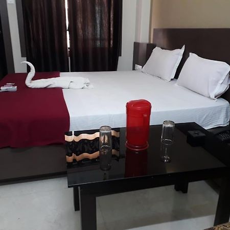 Goroomgo Hotel Uk Palace Puri Esterno foto