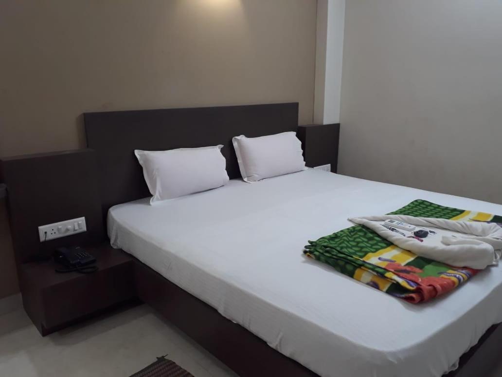 Goroomgo Hotel Uk Palace Puri Esterno foto